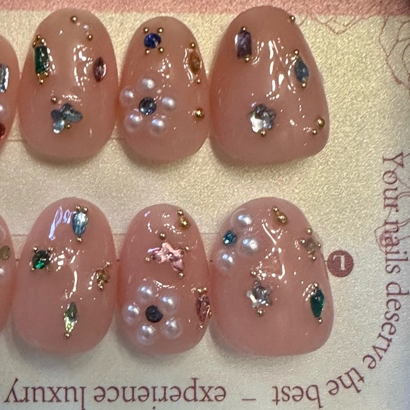 Luxury pearl & Gemstone press on nails. Short oval shape. - Picture 3 of 3